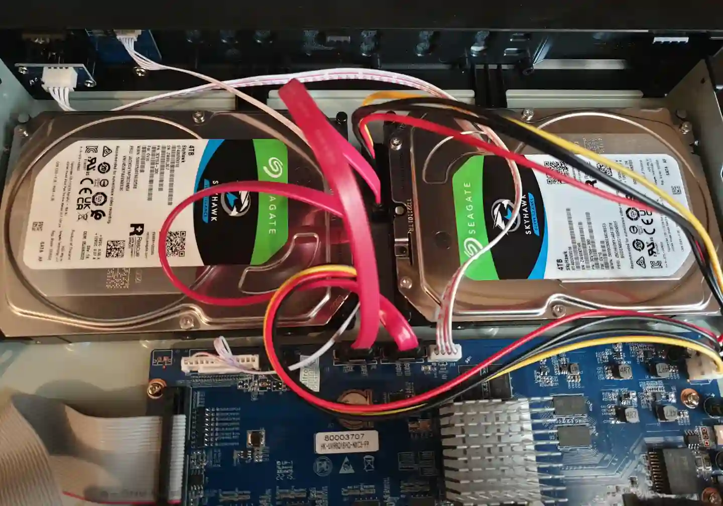 Dwa dyski twarde Seagate SkyHawk 4TB dedykowane do monitoringu wizyjnego zamontowane w rejestratorze IP – bezpieczeństwo danych Winkam Rybnik.