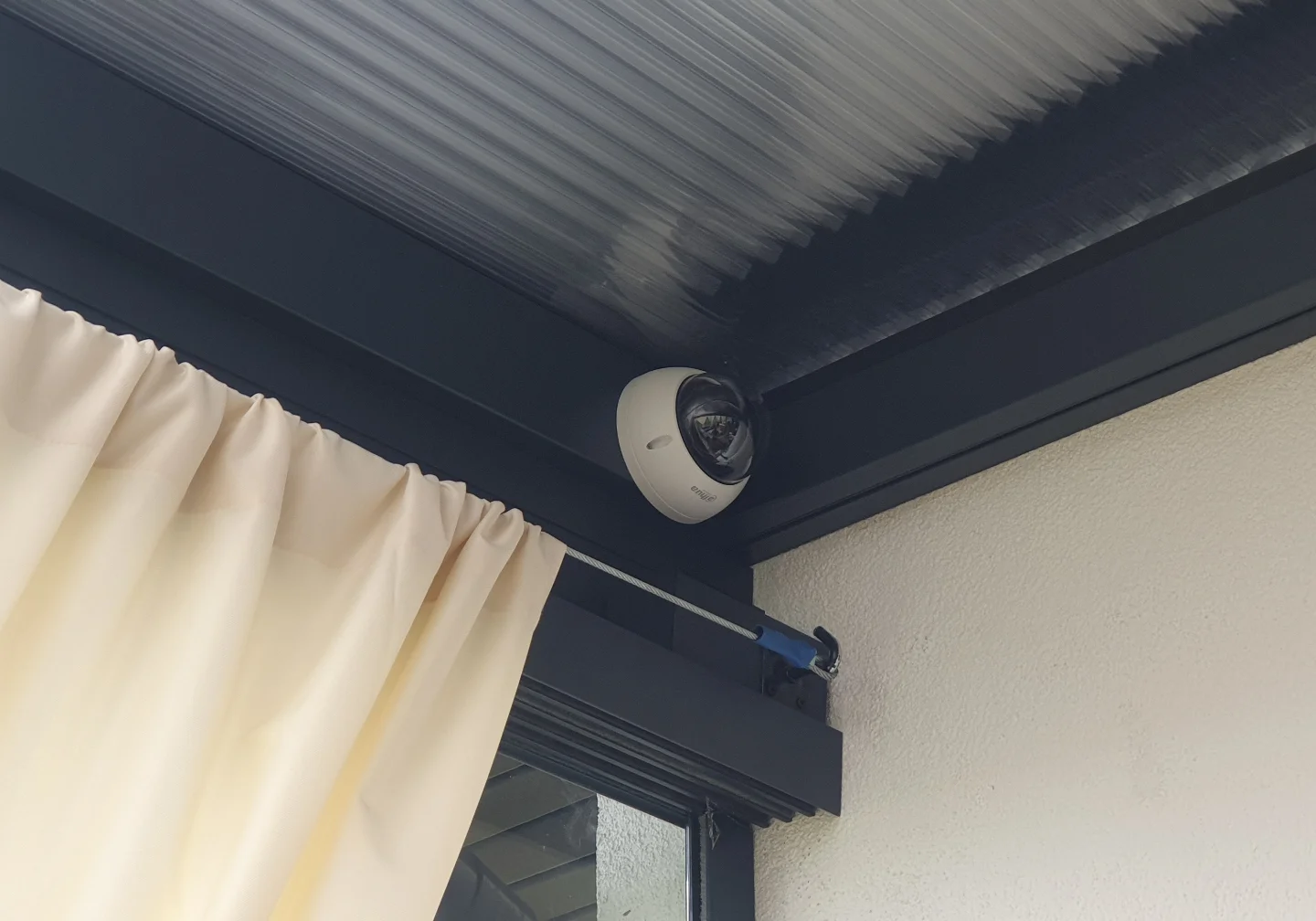 Estetyczny montaż kamery Dahua pod konstrukcją altany ogrodowej – monitoring strefy relaksu Winkam Rybnik.