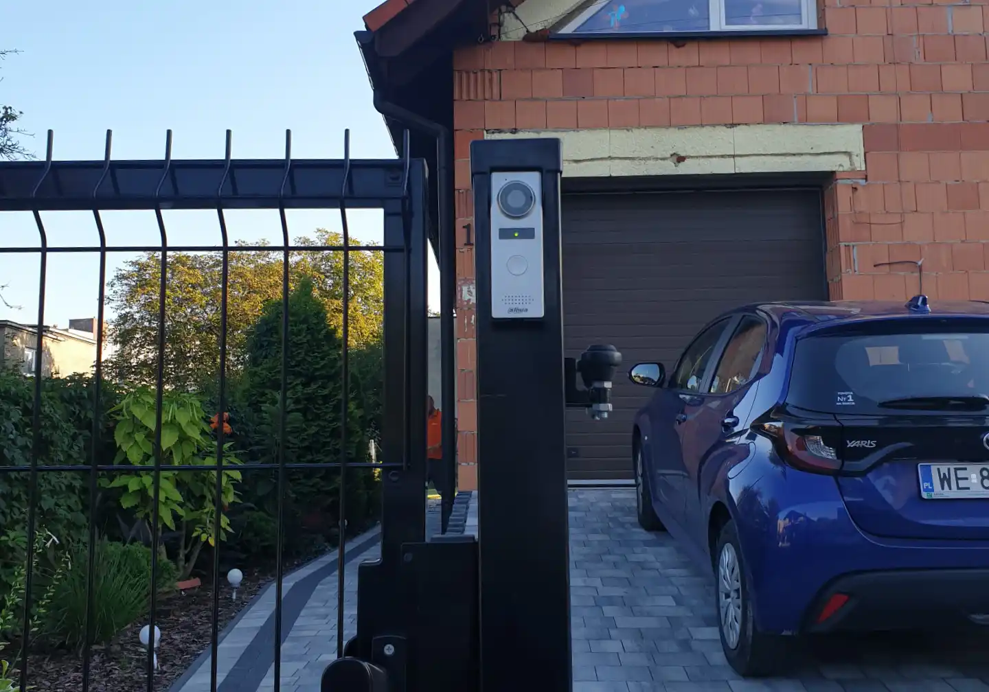 Nowoczesna stacja bramowa wideodomofonu Dahua zamontowana na słupku ogrodzeniowym przy furtce – kontrola dostępu Winkam Rybnik.