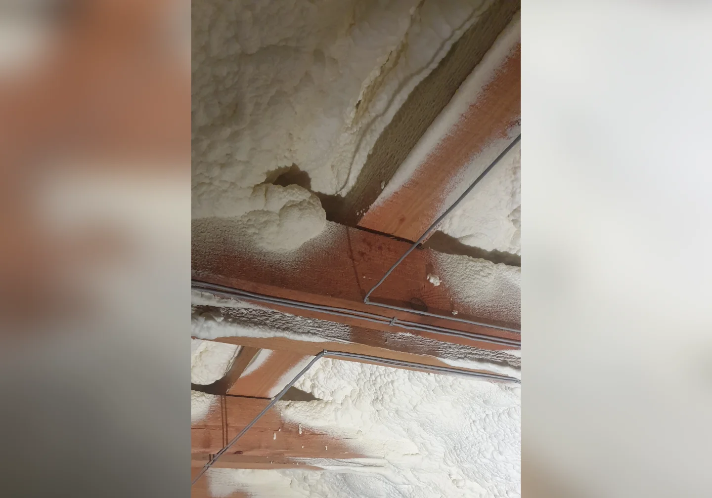 Profesjonalnie poprowadzone przewody systemu zabezpieczeń na drewnianej konstrukcji dachu – porządek i bezpieczeństwo instalacji Winkam.