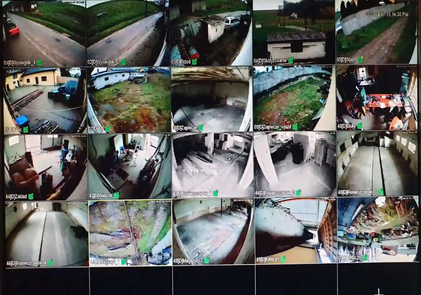 Monitor systemu monitoringu z podglądem na żywo z 20 kamer IP wysokiej rozdzielczości – profesjonalna instalacja Winkam Rybnik.