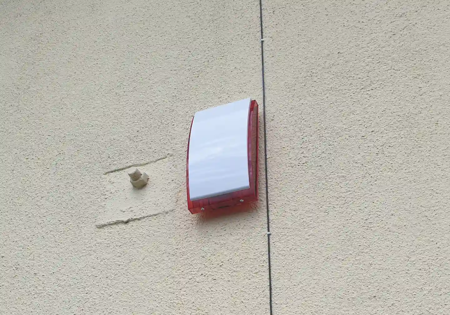 Zewnętrzny sygnalizator optyczno-akustyczny Satel zamontowany na elewacji budynku – systemy alarmowe Winkam Rybnik.